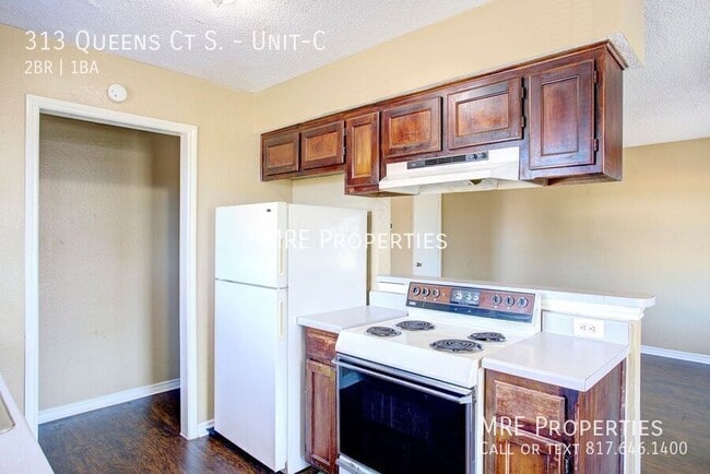Building Photo - 313 Queens Ct S