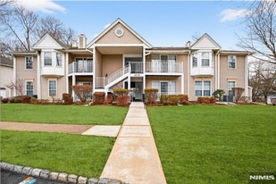 Building Photo - 556 Holly Ct