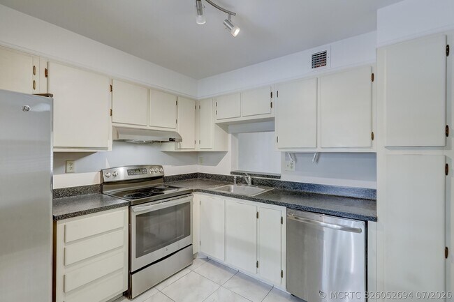 Building Photo - 6751 N University Dr