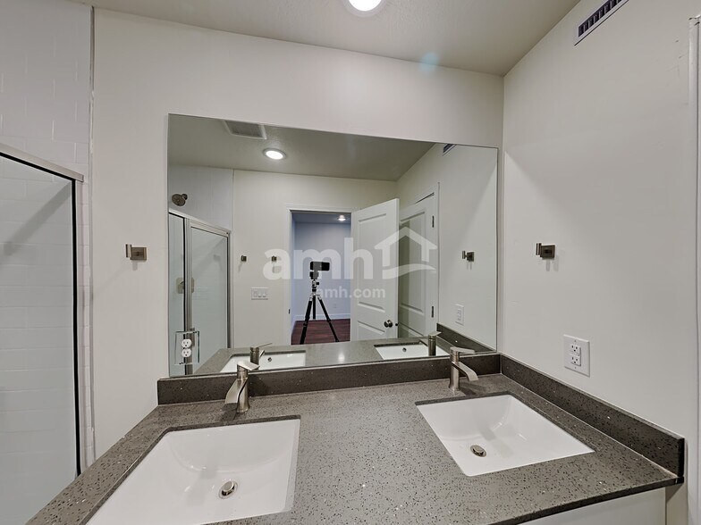 Building Photo - 6022 W South Jordan Pky