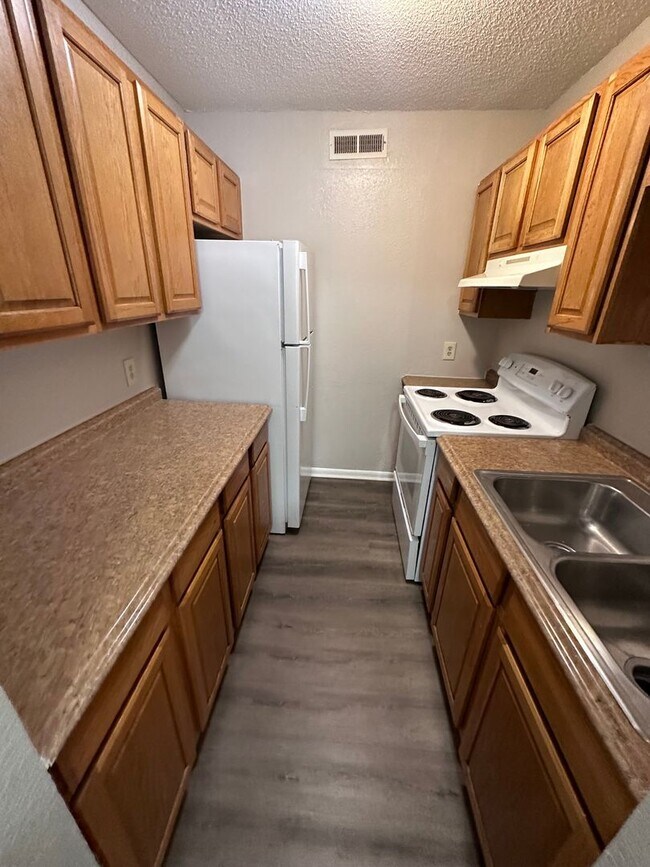 Building Photo - $695 - Accepting SECTION 8/ Housing Voucher 3 bedroom / 1 bathroom - Newly remodeled Apartment
