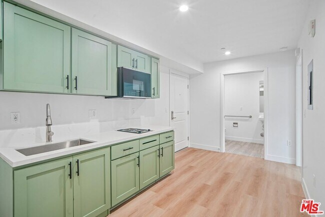 Building Photo - 3221 W 71st St