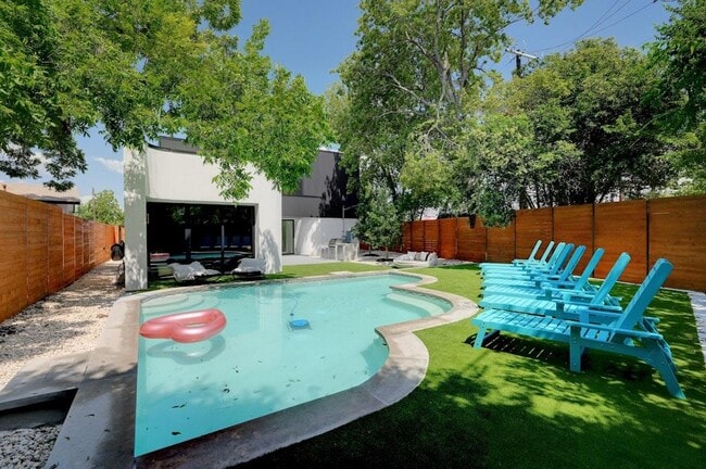 Building Photo - 7809 Woodrow Ave