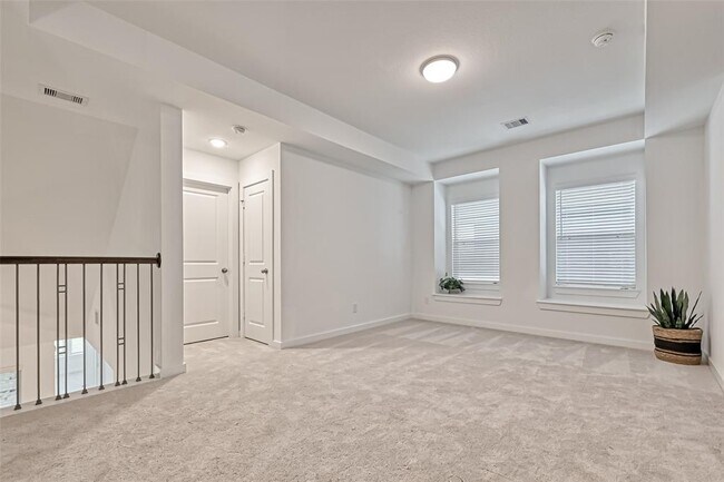 Building Photo - 323 Highland Bayou Dr