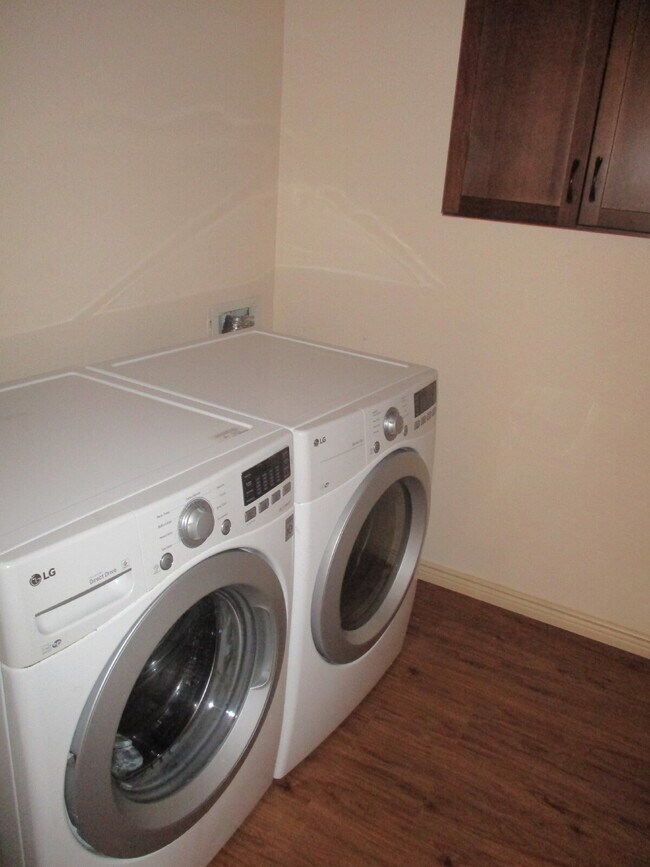 Building Photo - Walkout Basement Apartment - PRICED TO RENT - AVAIL 6/1/26