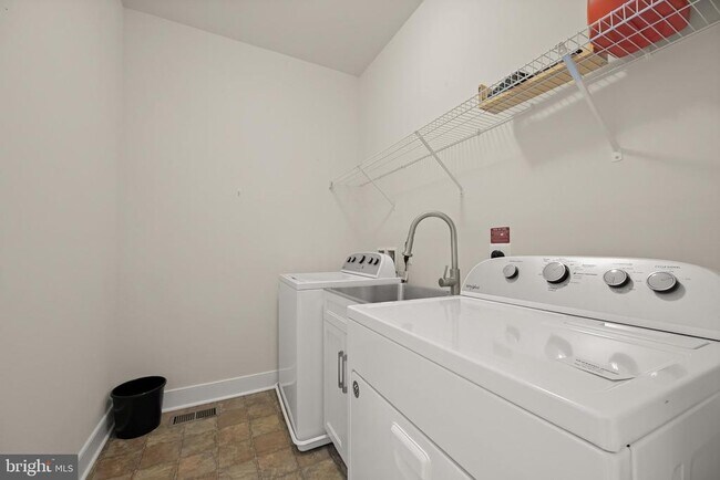 Building Photo - 212 Upper Brook Terrace