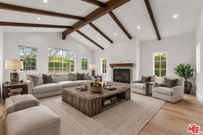 Building Photo - 9005 Rosewood Ave