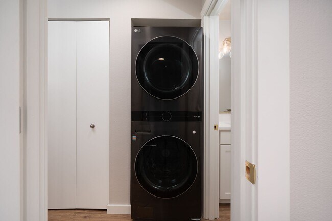 Building Photo - Modern Waterfront Living at The McCormick Pier! Call TODAY to schedule a tour! 503-664-4101