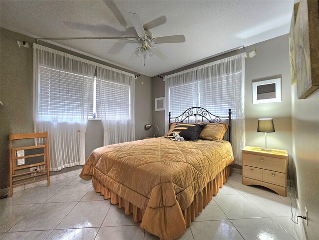 Building Photo - 2141 NE 1st Ct