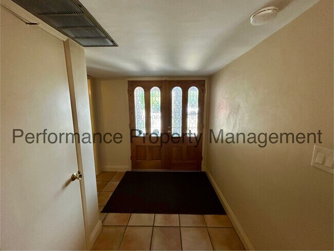 Building Photo - Cozy 3 Bed/2 Bath SW Bakersfield Home w/ Pool & $0 Deposit Option