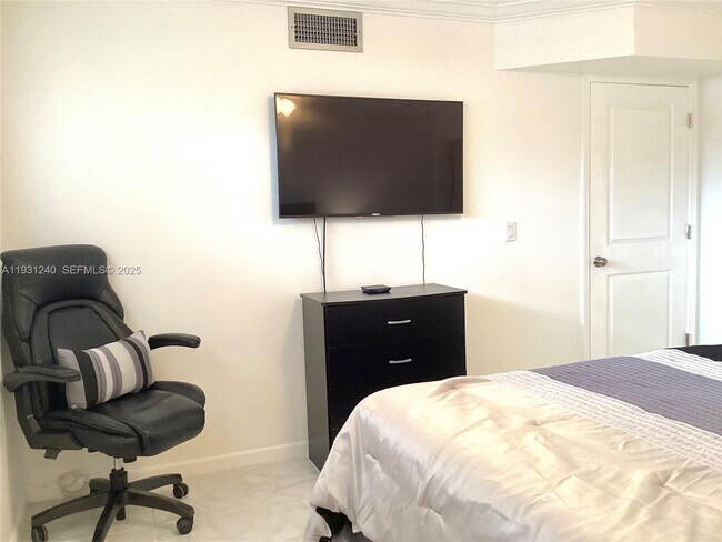 Building Photo - 681 S Hollybrook Dr