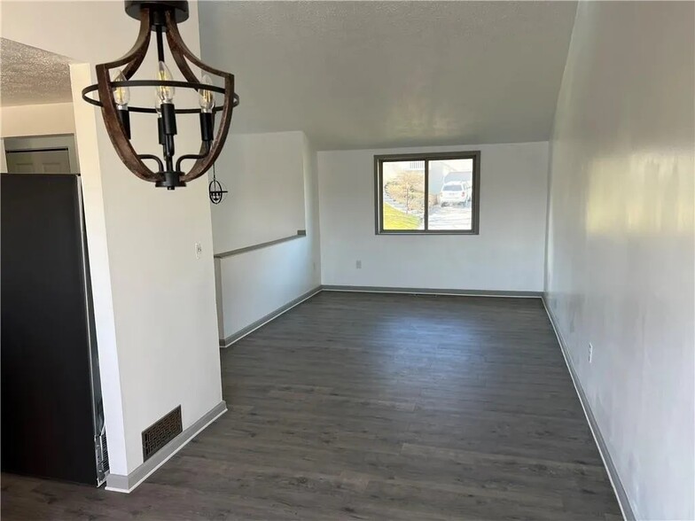 Building Photo - 121 Sassafras Dr