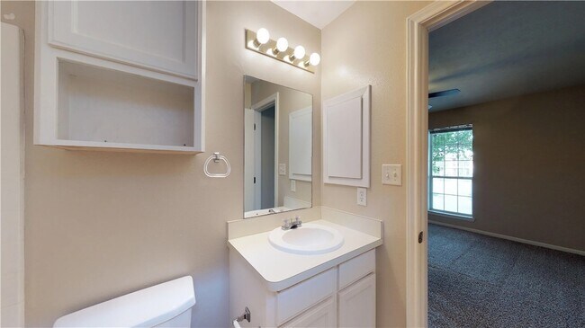 Building Photo - 1511 Hollow Hill Dr