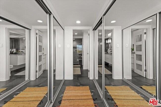 Building Photo - 4316 Marina City Dr