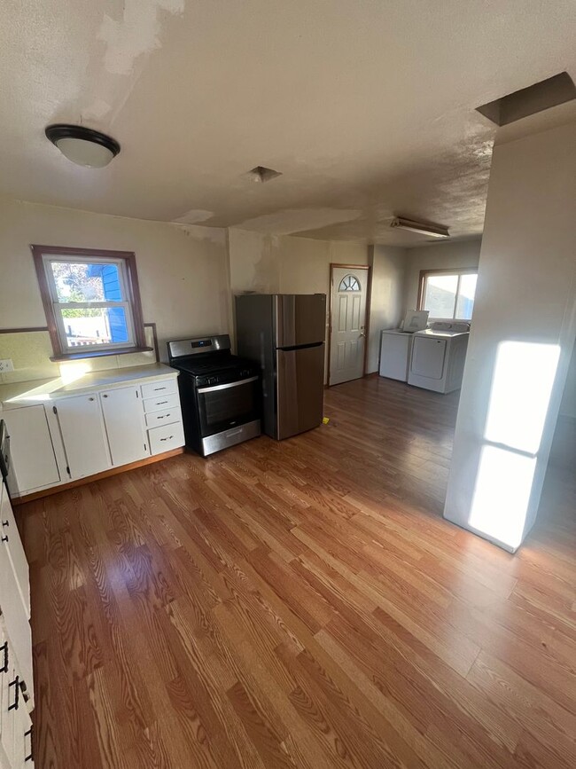 Building Photo - 2 bedroom single family house