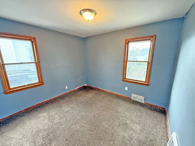 Building Photo - 3 BED 1 BATH BEAUTIFUL SINGLE FAMILY HOME ...