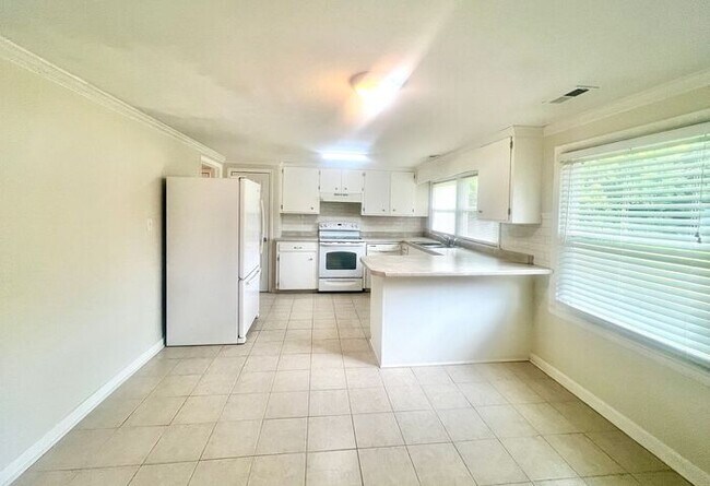 Building Photo - Cozy 2BR Cottage/No Carpet, large laundry ...