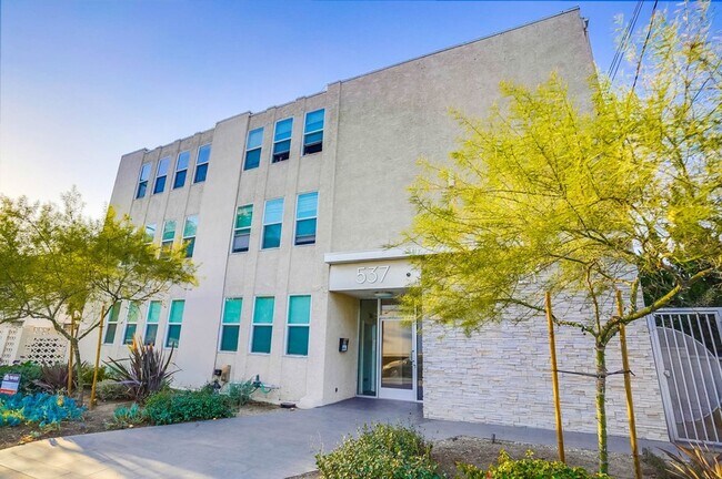 Building Photo - 537 E Hyde Park Blvd
