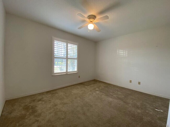 Building Photo - Spacious 3/2 in Holly Hill