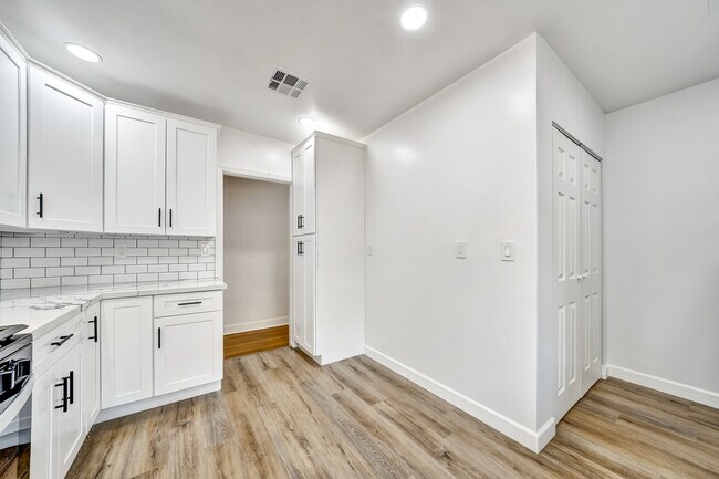 Kitchen - 815 N Curson Ave