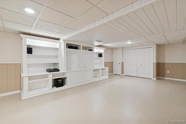 Building Photo - 48551 Oak Bridge Dr