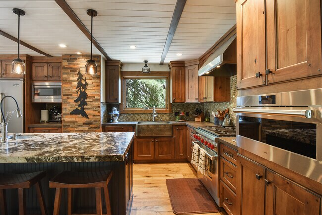 Building Photo - 1325 Canterbury Dr