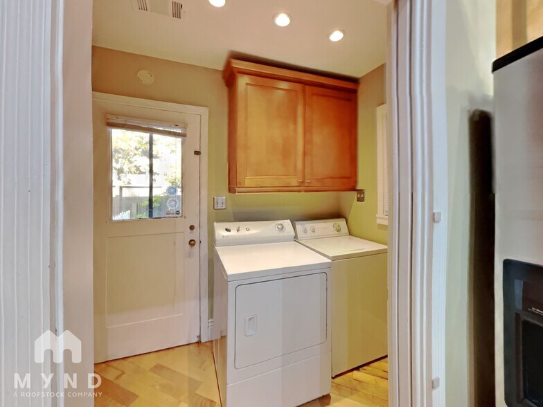 Building Photo - 1213 10th Ave