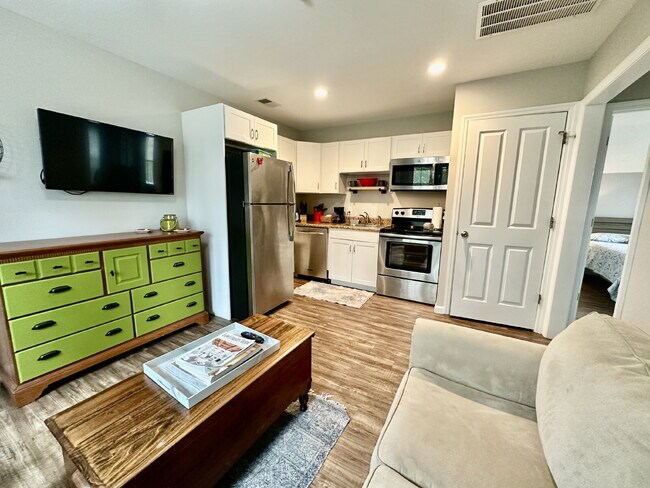Building Photo - Downtown Living in The Heart of The Promen...