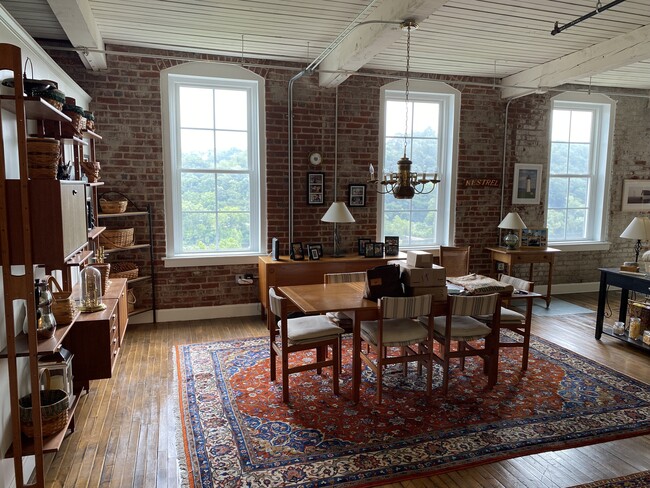 dining area - 901 Jefferson St