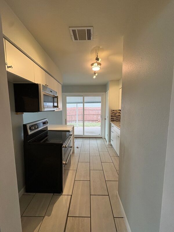 Building Photo - 400 Lakeside Dr