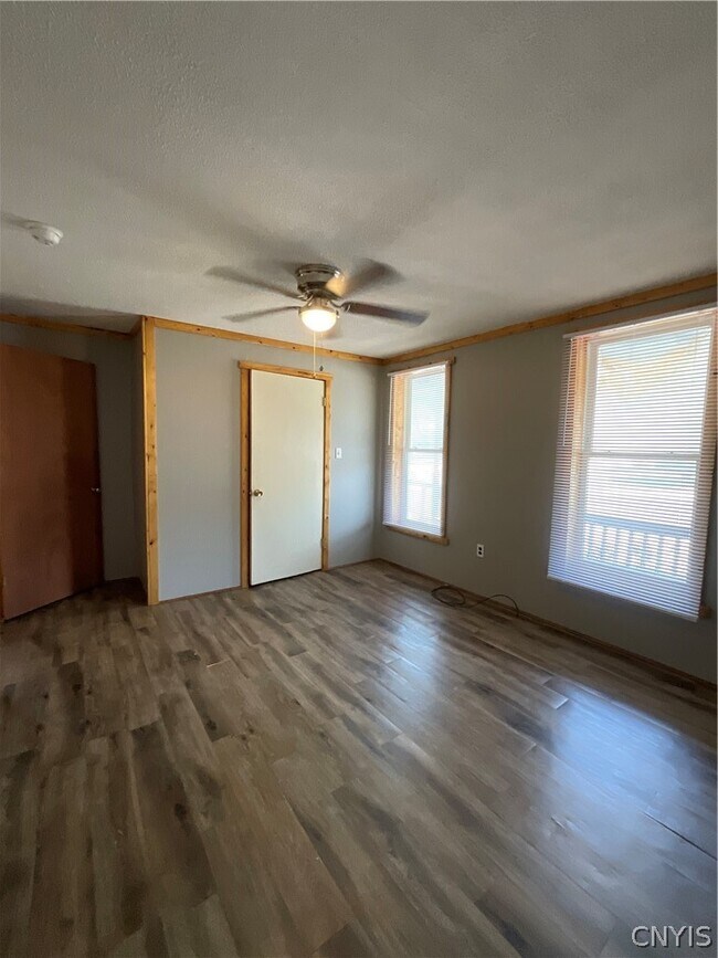 Building Photo - 377 W Main St