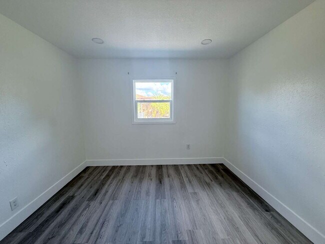 Building Photo - 311 Wren Ave
