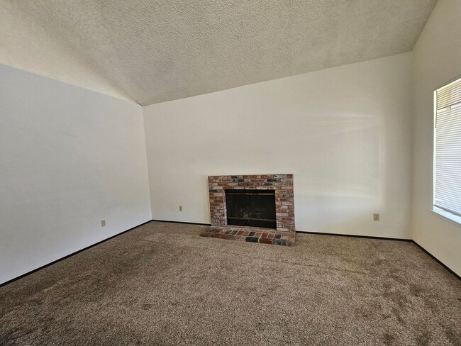Building Photo - Traditional 3 bedroom 2 bath home in quiet area