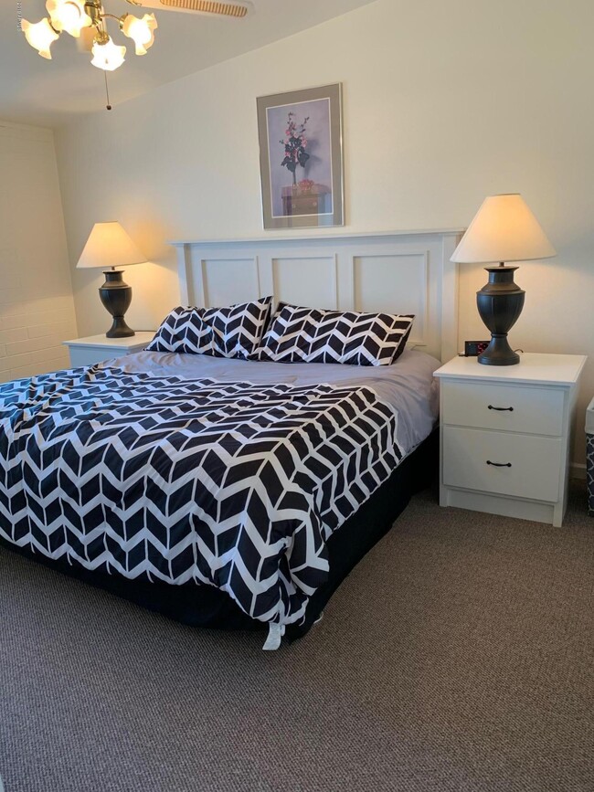 Building Photo - 10315 W Oakmont Dr