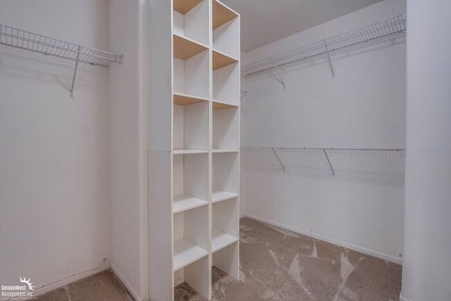 Building Photo - Beautifully 5Bdm 3.5Ba Home in Prime Location
