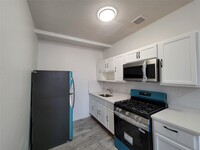 Building Photo - 385 Suydam St