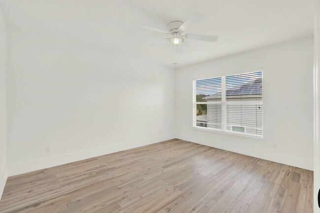 Building Photo - RENOVATED 5 BEDROOM FENCED IN, GOLF FRONTA...