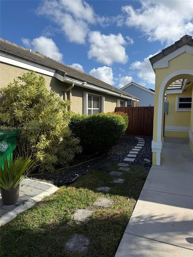 Building Photo - 2704 Pinewood Ct