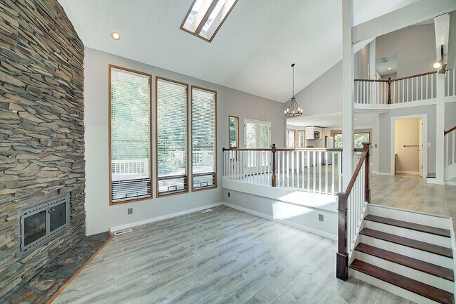 Building Photo - 5Bd/2.5Ba Kirkland Home