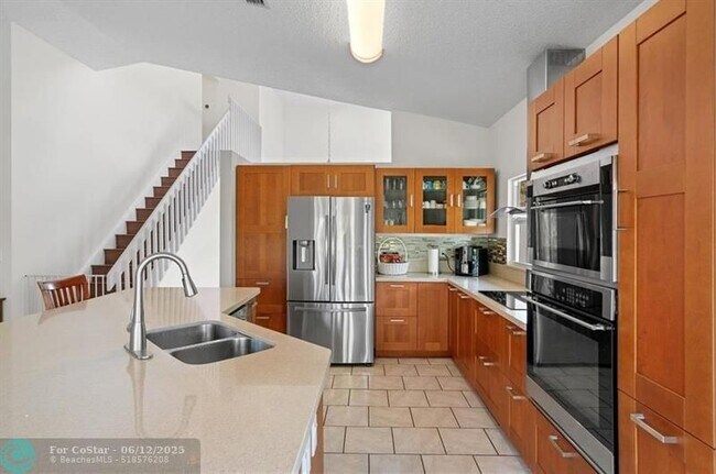 Building Photo - 611 Royal Palm Way