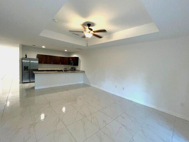 Building Photo - Great Location-Large 2/2/1 + DEN Duplex