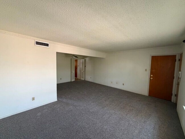 Building Photo - 5819 Sandhurst Ln