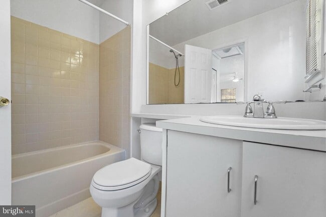 Building Photo - 194 Darwin Ln