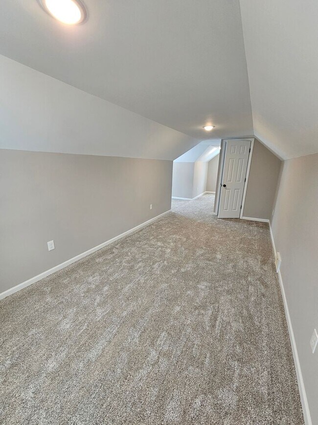 Building Photo - Beautiful Parma Heights 3 Bedroom