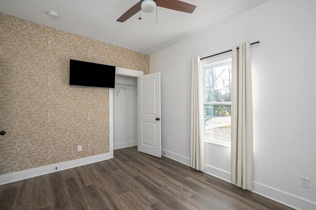 Building Photo - 637 E Anderson St