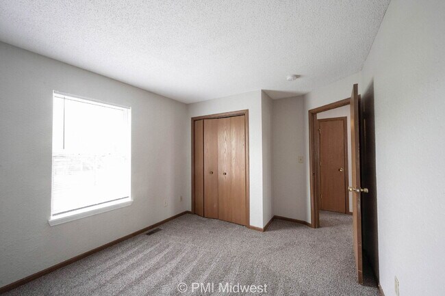 Building Photo - "Charming 3-Bedroom Haven with 2.5 Baths in Indianapolis – Your Perfect Retreat on Liverpool Way!"