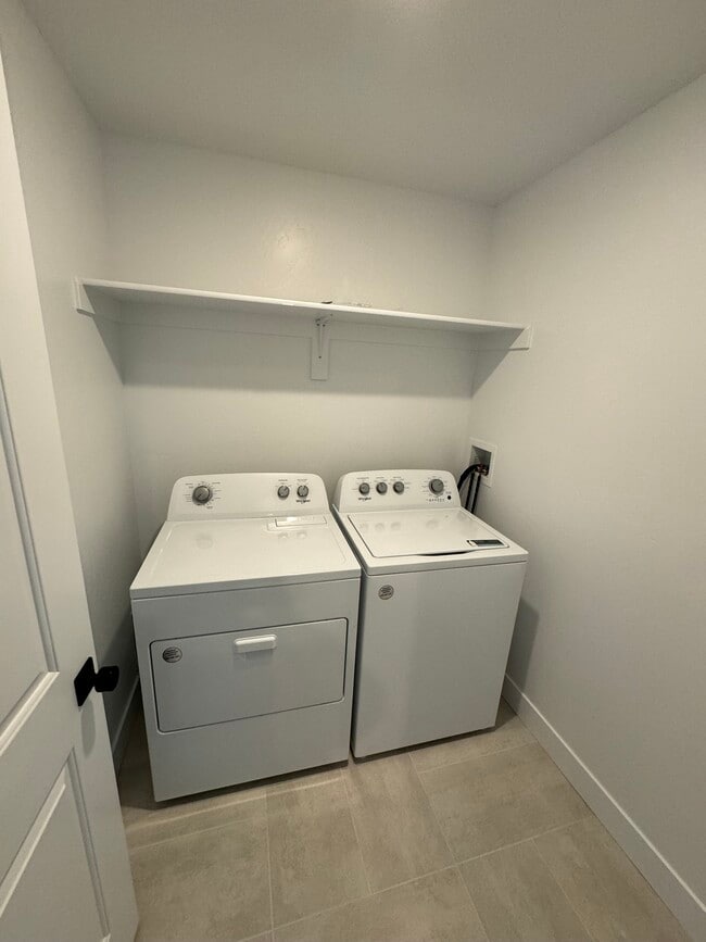 Building Photo - 454 E Nickel Ln