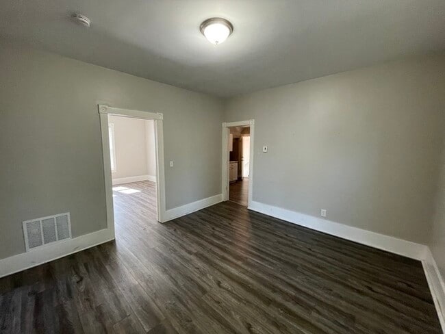 Building Photo - Downtown Sparta Two Bedroom Upper Unit