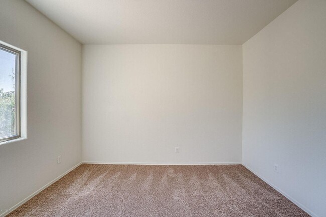Building Photo - Charming 4 Bedroom 3 Bath 3 Car garage Hom...