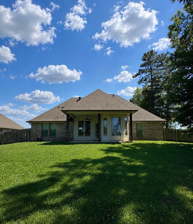 Building Photo - Forest Hills Subdivision!